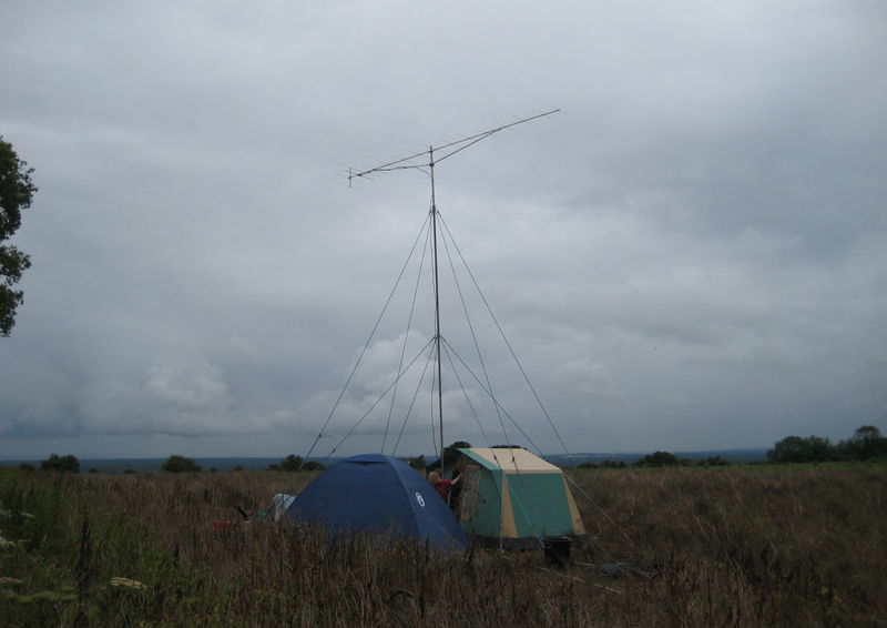 File:VHF NFD 2012 Tents plus mast.JPG